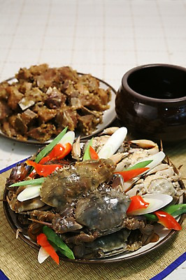 포토 JPG 그릇 접시 한식 채소 회색배경 피망 육류 사람없음 아웃포커스 꽃게 항아리 돗자리 갈비 파 갈비찜 간장게장 국내포토 식기 음식 백그라운드 식재료 촬영기법 회색 게 도자기 찜 게장 파일형식