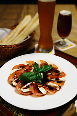 포토 JPG 그릇 접시 음식 빵 토마토 잔 치즈 맥주 서양음식 사람없음 아웃포커스 컵 바구니 샐러드 허브 안주 맥주잔 바질 카프레제 국내포토 식물 식기 채소 술잔 유제품 주류 촬영기법 파일형식