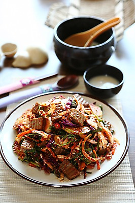 포토 JPG 그릇 접시 한식 음식 술잔 젓가락 양파 오이 잔 수저 사람없음 아웃포커스 숟가락 항아리 사발 안주 국자 깨 박 무침 막걸리 묵 도토리묵 동동주 묵무침 표주박 국내포토 식기 채소 식재료 주방용품 주류 촬영기법 도자기 조미료 사기그릇 파일형식