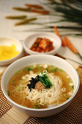 포토 JPG 식물 그릇 접시 한식 음식 반찬 김치 사람없음 아웃포커스 대접 면류 면 김 국수 단무지 이삭 깨 대나무발 파 김가루 잔치국수 국내포토 식기 채소 식재료 촬영기법 조미료 해조류 김_해조류 가루 파일형식