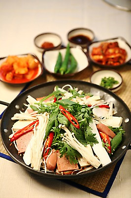 포토 JPG 그릇 접시 한식 음식 채소 고추 반찬 사람없음 아웃포커스 버섯 소시지 냄비 찌개 햄 팽이버섯 파 쑥갓 부대찌개 국내포토 식기 촬영기법 육류 가공식품 솥 파일형식