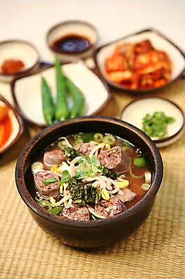 포토 JPG 그릇 접시 한식 음식 채소 고추 반찬 김치 육류 사람없음 아웃포커스 내장 장기 돗자리 뚝배기 파 순대 순대국 국내포토 식기 신체 식재료 촬영기법 국 파일형식