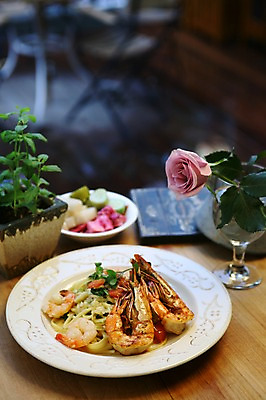 포토 JPG 식물 그릇 접시 꽃 화분 음식 와인잔 식탁 탁자 새우 파스타 서양음식 스파게티 사람없음 아웃포커스 장미 레스토랑 해물요리 면류 면 해산물 피클 해물스파게티 국내포토 식기 가구 술잔 촬영기법 갑각류 식당 절임 파일형식