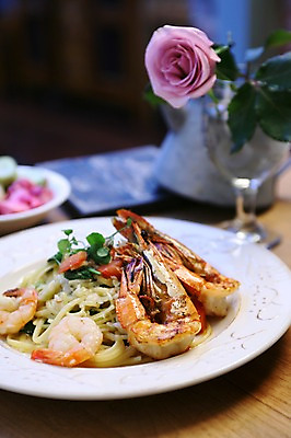 포토 JPG 식물 그릇 접시 꽃 음식 와인잔 새우 파스타 서양음식 스파게티 사람없음 아웃포커스 장미 레스토랑 해물요리 면류 면 해산물 해물스파게티 국내포토 식기 술잔 촬영기법 갑각류 식당 파일형식