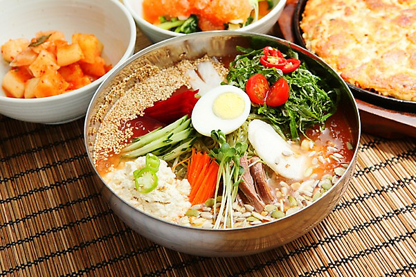 포토 JPG 그릇 접시 한식 음식 채소 과일 고추 반찬 여름음식 김치 오이 육류 사람없음 계란 당근 대접 면류 면 배 전 깍두기 깨 대나무발 부침개 무순 냉면 잣 삶은계란 물냉면 비지 제철음식 국내포토 식기 식재료 뿌리채소 여름 알 견과류 조미료 계란요리 새싹채소 제철 파일형식 계절 요리 향미료 양념