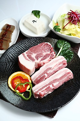 포토 JPG 그릇 접시 채소 오렌지 식재료 피망 생고기 육류 돼지고기 사람없음 샐러드 흰배경 삼겹살 두부 고기구이 도토리묵 목심 국내포토 식기 음식 백그라운드 과일 흰색 구이 파일형식