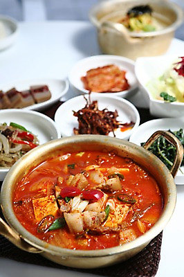 포토 JPG 그릇 접시 한식 음식 반찬 김치 돼지고기 사람없음 아웃포커스 냄비 찌개 나물 두부 묵 김치찌개 국내포토 식기 채소 촬영기법 육류 솥 파일형식