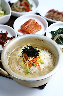 포토 JPG 그릇 접시 한식 음식 호박 반찬 김치 사람없음 아웃포커스 계란 당근 면류 면 고명 냄비 김 국수 지단 묵 김가루 잔치국수 국내포토 식기 채소 뿌리채소 촬영기법 알 해조류 솥 김_해조류 가루 파일형식