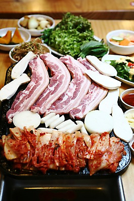 포토 JPG 채소 호박 반찬 양파 김치 떡 마늘 생고기 돼지고기 사람없음 아웃포커스 버섯 상추 구이 쌈 삼겹살 깻잎 불판 물김치 나무탁자 국내포토 한식 음식 탁자 촬영기법 육류 파일형식