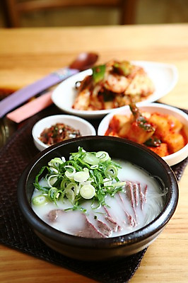 포토 JPG 그릇 접시 한식 채소 반찬 김치 사람없음 아웃포커스 숟가락 깍두기 뚝배기 파 설렁탕 국내포토 식기 음식 촬영기법 수저 탕 파일형식