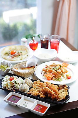 포토 JPG 음료 음식 빵 채소 촛불 식탁 탁자 밥 잔 파스타 서양음식 스파게티 사람없음 아웃포커스 컵 레스토랑 샐러드 튀김 수프 피클 콜라 새우튀김 국내포토 식기 가구 초 새우 촬영기법 식당 탄산음료 절임 파일형식