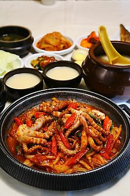 포토 JPG 그릇 접시 한식 음식 술잔 고추 반찬 양파 김치 사람없음 아웃포커스 계란 해물요리 항아리 사발 냄비 해산물 안주 국자 뚝배기 볶음 막걸리 낙지 낙지볶음 동동주 국내포토 식기 채소 주방용품 잔 연체동물 주류 촬영기법 알 수중동물 도자기 사기그릇 솥 파일형식