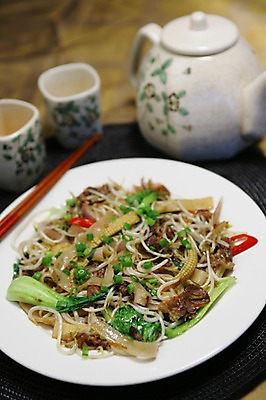 포토 JPG 그릇 접시 음식 채소 젓가락 주전자 잔 사람없음 아웃포커스 컵 면류 면 차 찻잔 국수 볶음 청경채 파 동남아음식 베트남음식 볶음면 숙주나물 쌀국수 국내포토 식기 음료 주방용품 촬영기법 수저 나물 파일형식