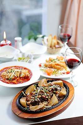 포토 JPG 그릇 접시 음식 와인잔 촛불 식탁 탁자 잔 서양음식 사람없음 아웃포커스 컵 레스토랑 와인 수프 피클 철판 국내포토 식기 가구 술잔 초 주류 촬영기법 식당 절임 파일형식