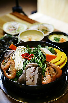 포토 JPG 그릇 접시 한식 채소 고추 호박 반찬 새우 사람없음 아웃포커스 버섯 해물요리 냄비 해산물 뚝배기 두부 팽이버섯 물김치 쑥갓 낙지 해물탕 계란찜 국내포토 식기 음식 김치 연체동물 촬영기법 갑각류 수중동물 솥 계란요리 찜 파일형식 동물 주방용품 무척추동물 요리 계란 생활용품 알 오브젝트