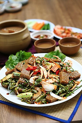 포토 JPG 그릇 접시 한식 음식 술잔 고추 반찬 양파 김치 오이 잔 사람없음 아웃포커스 컵 항아리 상추 안주 깨 무침 막걸리 묵 도토리묵 묵무침 국내포토 식기 채소 식재료 주류 촬영기법 도자기 조미료 파일형식