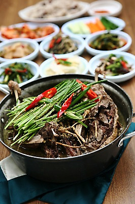 포토 JPG 그릇 접시 한식 음식 채소 고추 반찬 김치 마늘 육류 사람없음 아웃포커스 치킨 닭고기 닭 냄비 부추 백숙 옻닭 국내포토 식기 식재료 조류 촬영기법 솥 닭고기요리 파일형식