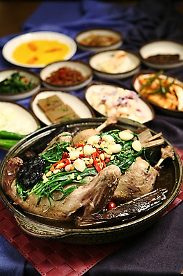 포토 JPG 그릇 접시 한식 음식 채소 고추 반찬 김치 마늘 육류 사람없음 아웃포커스 치킨 닭고기 닭 냄비 부추 묵 백숙 옻닭 국내포토 식기 식재료 조류 촬영기법 솥 닭고기요리 파일형식