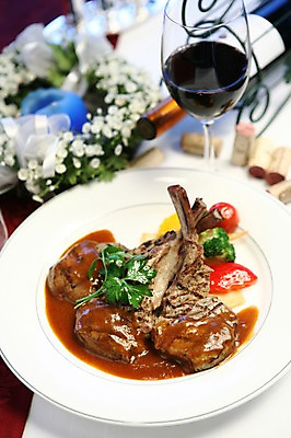 포토 JPG 그릇 접시 꽃 음식 채소 와인잔 잔 서양음식 육류 스테이크 사람없음 아웃포커스 장식 컵 와인 코르크 양고기 국내포토 식물 식기 술잔 식재료 주류 촬영기법 파일형식