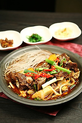 포토 JPG 그릇 접시 한식 채소 고추 탁자 검은배경 반찬 양파 육류 사람없음 아웃포커스 소고기 냄비 갈비 파 갈비찜 당면 국내포토 식기 음식 가구 백그라운드 식재료 촬영기법 검은색 솥 찜 파일형식