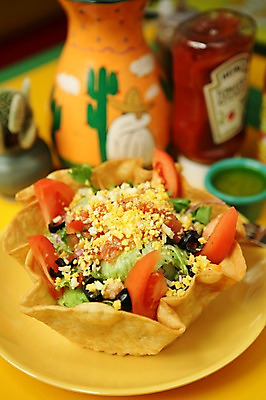 포토 JPG 그릇 접시 음식 토마토 채소 서양음식 사람없음 아웃포커스 샐러드 양념 올리브 멕시코음식 국내포토 식기 열매 촬영기법 파일형식