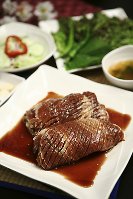 포토 JPG 그릇 접시 채소 식재료 고추 오이 마늘 생고기 돼지고기 사람없음 아웃포커스 샐러드 양념 상추 깻잎 칼집 양념갈비 돼지갈비 된장국 국내포토 식기 음식 촬영기법 육류 국 갈비 파일형식