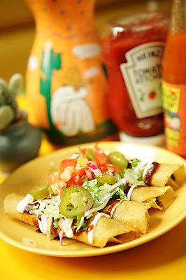 포토 JPG 그릇 접시 음식 고추 서양음식 사람없음 아웃포커스 양념 병 피클 양념통 멕시코음식 타코 국내포토 식기 채소 촬영기법 통 절임 파일형식