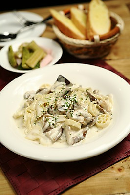 포토 JPG 그릇 접시 음식 빵 포크 파스타 서양음식 스파게티 사람없음 아웃포커스 바구니 숟가락 버섯 면류 면 피클 양송이 크림스파게티 국내포토 식기 촬영기법 수저 절임 파일형식