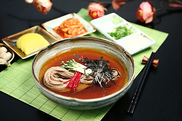 포토 JPG 그릇 접시 꽃 음식 젓가락 김치 사람없음 아웃포커스 대접 면류 면 김 무 메밀국수 메밀 국수 단무지 대나무발 무순 파 락교 육수 김가루 일본음식 국내포토 식물 식기 한식 채소 식재료 뿌리채소 촬영기법 수저 해조류 김_해조류 가루 새싹채소 염교 파일형식