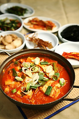 포토 JPG 그릇 접시 한식 음식 반찬 김치 사람없음 아웃포커스 냄비 어묵 찌개 두부 파 김치찌개 국내포토 식기 채소 촬영기법 솥 파일형식
