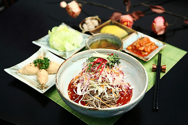 포토 JPG 그릇 접시 꽃 음식 채소 김치 사람없음 아웃포커스 초밥 샐러드 면류 면 메밀국수 메밀 국수 양배추 국 단무지 무순 락교 유부초밥 장국 비빔국수 일본음식 국내포토 식물 식기 한식 식재료 촬영기법 새싹채소 염교 파일형식