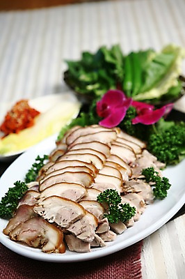 포토 JPG 접시 꽃 한식 고추 반찬 실내 파슬리 육류 돼지고기 사람없음 아웃포커스 장식 상추 족발 배추잎 쌈채소 테이블매트 국내포토 식물 식기 음식 채소 식재료 촬영기법 내부 식탁보 배추 파일형식