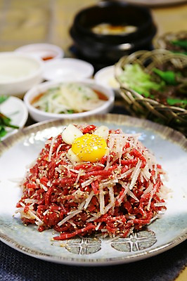 포토 JPG 그릇 접시 음식 채소 반찬 양파 마늘 생고기 육류 사람없음 아웃포커스 계란 소고기 회 배 양념 상추 뚝배기 쌈 깨 육회 국내포토 식기 과일 식재료 촬영기법 알 조미료 파일형식