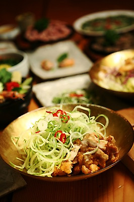 포토 JPG 그릇 접시 음식 채소 고추 반찬 육류 사람없음 아웃포커스 튀김 대접 덮밥 파 돈부리 일본음식 국내포토 식기 식재료 촬영기법 파일형식