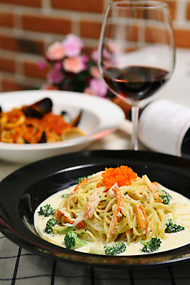 포토 JPG 그릇 접시 꽃 음식 와인잔 잔 파스타 서양음식 스파게티 사람없음 아웃포커스 컵 와인 면류 면 브로콜리 와인병 홍합 날치알 크림스파게티 홍합스파게티 국내포토 식물 식기 채소 술잔 병_용기 어패류 주류 촬영기법 알 파일형식