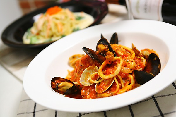 포토 JPG 그릇 접시 음식 조개 파스타 서양음식 스파게티 사람없음 아웃포커스 해물요리 면류 면 해산물 오징어 홍합 해물스파게티 토마토스파게티 홍합스파게티 국내포토 식기 어패류 연체동물 촬영기법 수중동물 파일형식