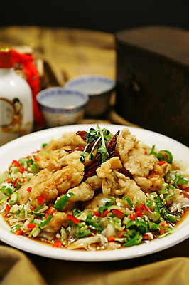 포토 JPG 그릇 접시 음식 술잔 고추 술병 잔 육류 사람없음 아웃포커스 컵 중식 튀김 병 안주 무순 국내포토 식기 채소 식재료 병_용기 주류 촬영기법 새싹채소 파일형식