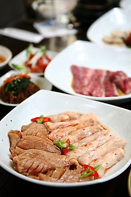 포토 JPG 그릇 접시 식재료 고추 생고기 육류 사람없음 아웃포커스 양념 곱창 막창 대창 국내포토 식기 채소 촬영기법 파일형식