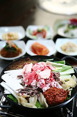 포토 JPG 그릇 접시 한식 음식 채소 반찬 육류 사람없음 아웃포커스 버섯 소고기 양념 냄비 찌개 버너 탕 전골 파 수제비 국내포토 식기 식재료 촬영기법 솥 파일형식