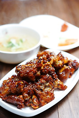 포토 JPG 그릇 접시 한식 음식 돼지고기 사람없음 아웃포커스 양념 볶음 깨 족발 나무탁자 콩나물국 국내포토 식기 식재료 탁자 촬영기법 육류 조미료 국물 파일형식