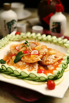 포토 JPG 그릇 접시 음식 채소 술잔 방울토마토 술병 오이 잔 사람없음 아웃포커스 장식 컵 중식 병 레몬 안주 무순 국내포토 식기 토마토 과일 병_용기 주류 촬영기법 새싹채소 파일형식