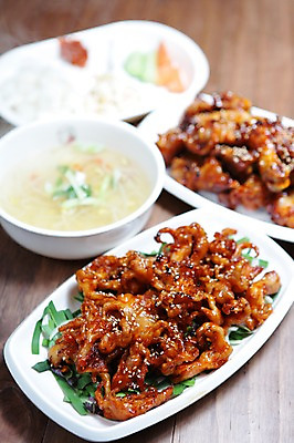 포토 JPG 그릇 접시 한식 음식 육류 사람없음 아웃포커스 치킨 닭고기 닭 볶음 국 닭발 콩나물국 국내포토 식기 식재료 조류 촬영기법 국물 닭고기요리 파일형식