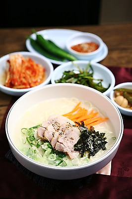 포토 JPG 그릇 접시 한식 음식 채소 고추 김치 마늘 육류 사람없음 아웃포커스 당근 대접 면류 면 김 국수 깨 쌈장 부추 파 김가루 부추무침 국내포토 식기 식재료 뿌리채소 촬영기법 양념 조미료 해조류 김_해조류 가루 무침 파일형식