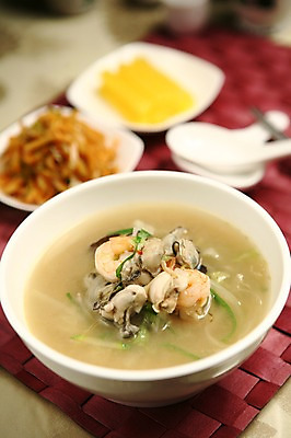 포토 JPG 그릇 젓가락 새우 사람없음 아웃포커스 중식 숟가락 해물요리 굴 대접 해산물 단무지 굴짬뽕 국내포토 식기 음식 어패류 촬영기법 수저 갑각류 짬뽕 파일형식