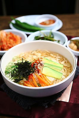 포토 JPG 그릇 접시 한식 음식 채소 고추 호박 반찬 김치 사람없음 아웃포커스 당근 대접 면류 면 김 국수 쌈장 파 고춧가루 김가루 잔치국수 국내포토 식기 뿌리채소 촬영기법 양념 해조류 김_해조류 가루 파일형식