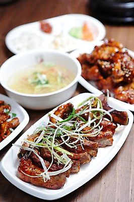 포토 JPG 그릇 접시 채소 반찬 사람없음 아웃포커스 바비큐 국 갈비 파 바비큐립 폭립 국내포토 식기 음식 촬영기법 육류 파일형식