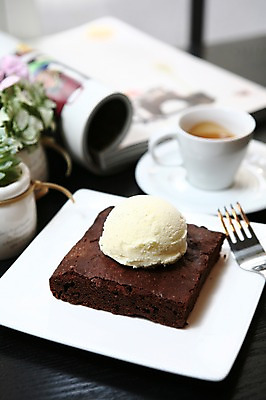 포토 JPG 그릇 접시 화분 커피 음료 음식 빵 포크 아이스크림 디저트 잔 사람없음 아웃포커스 책 컵 케이크 빵집 나이프 찻잔 초코케이크 국내포토 식기 촬영기법 상점 칼 파일형식