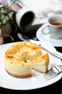 포토 식기 음료 음식 디저트 잔 촬영기법 케이크 상점 칼 파일형식 빵집 빵 치즈케이크 조각 커피 찻잔 컵 나이프 포크 접시 그릇 책 아웃포커스 사람없음 JPG 국내포토