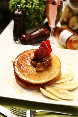 포토 JPG 그릇 접시 음료 음식 빵 포크 과일 딸기 디저트 잔 바나나 사람없음 아웃포커스 장식 컵 케이크 빵집 병 칵테일잔 양념통 시럽 팬케이크 국내포토 식기 술잔 촬영기법 통 상점 양념 파일형식