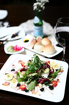 포토 JPG 그릇 접시 음식 빵 채소 와인잔 방울토마토 잔 서양음식 사람없음 아웃포커스 장식 컵 와인 계란 샐러드 병 올리브 피클 베이컨 삶은계란 치킨샐러드 국내포토 식기 열매 토마토 술잔 주류 촬영기법 돼지고기 알 계란요리 절임 파일형식